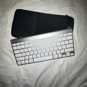 Like New- Apple Wireless Keyboard & Case